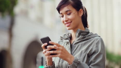 Imágenes-De-4k-De-Una-Mujer-Joven-Usando-Su-Teléfono-Celular