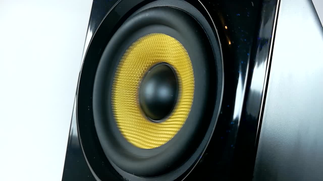 격리된 고성능 검은색 및 황금색 오디오 스피커의 진동막, 파트 4, 여전히
