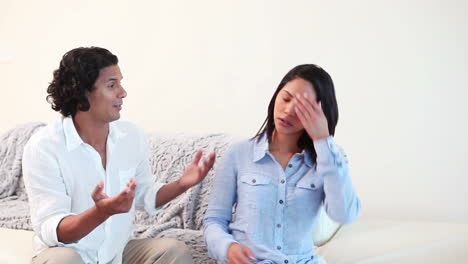una pareja joven discutiendo.