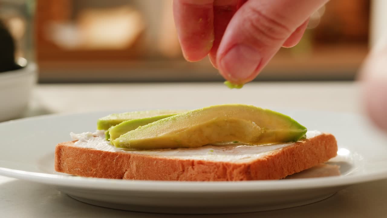 아보카도 토스트 를 만드는 것