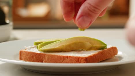 haciendo tostadas de aguacate