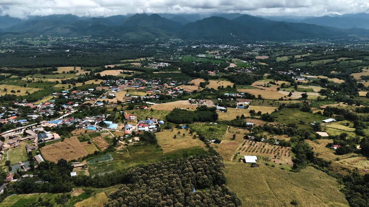 aerial de yun lai con paisaje montañoso en la distancia