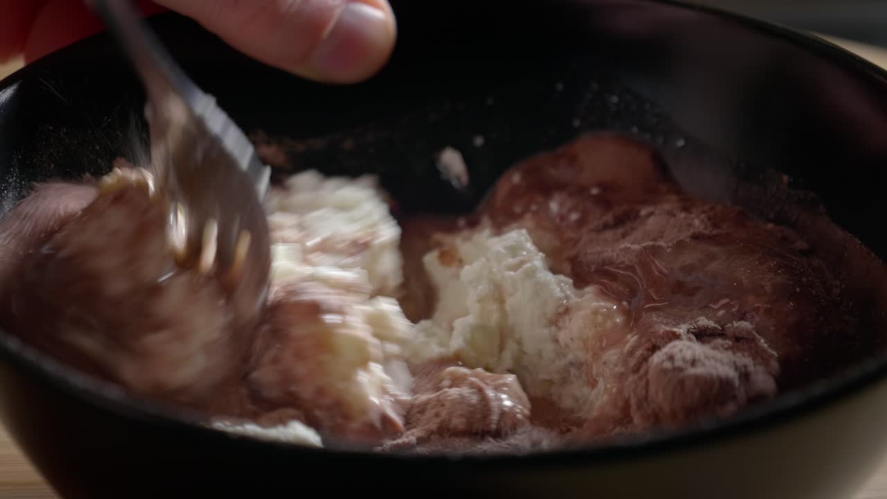 오트밀, 단백질 가루, 저지방 치즈의 혼합물이 포크로 저어져 재료를 함께 섞어 건강한 저칼로리 단백질 디저트를 만들 때 극단적으로 닫힙니다.