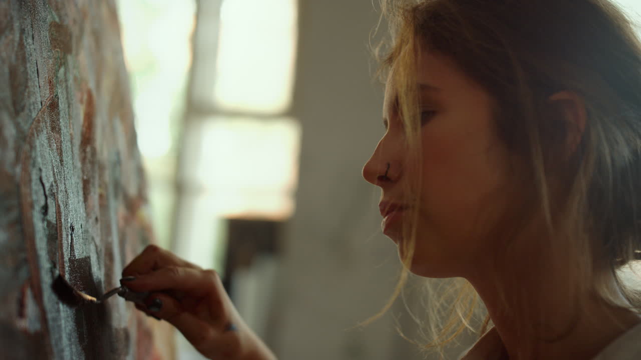 실내에서 그림을 그리는 영감을 받은 화가. 예술 작품을 만드는 창의적인 소녀.