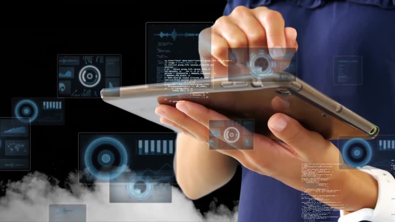 태블릿을 사용하는 여성에 대한 스캔 및 데이터 처리의 애니메이션