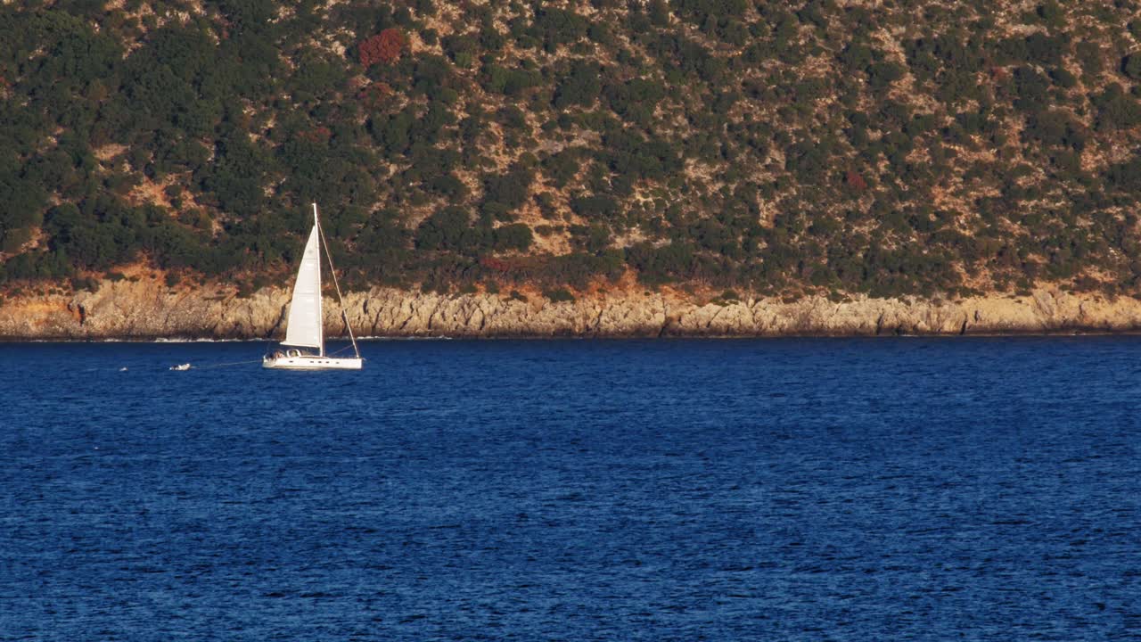 그리스 케팔로니아의 푸른 바다 해변에 있는 하얀 범선 - 와이드 샷