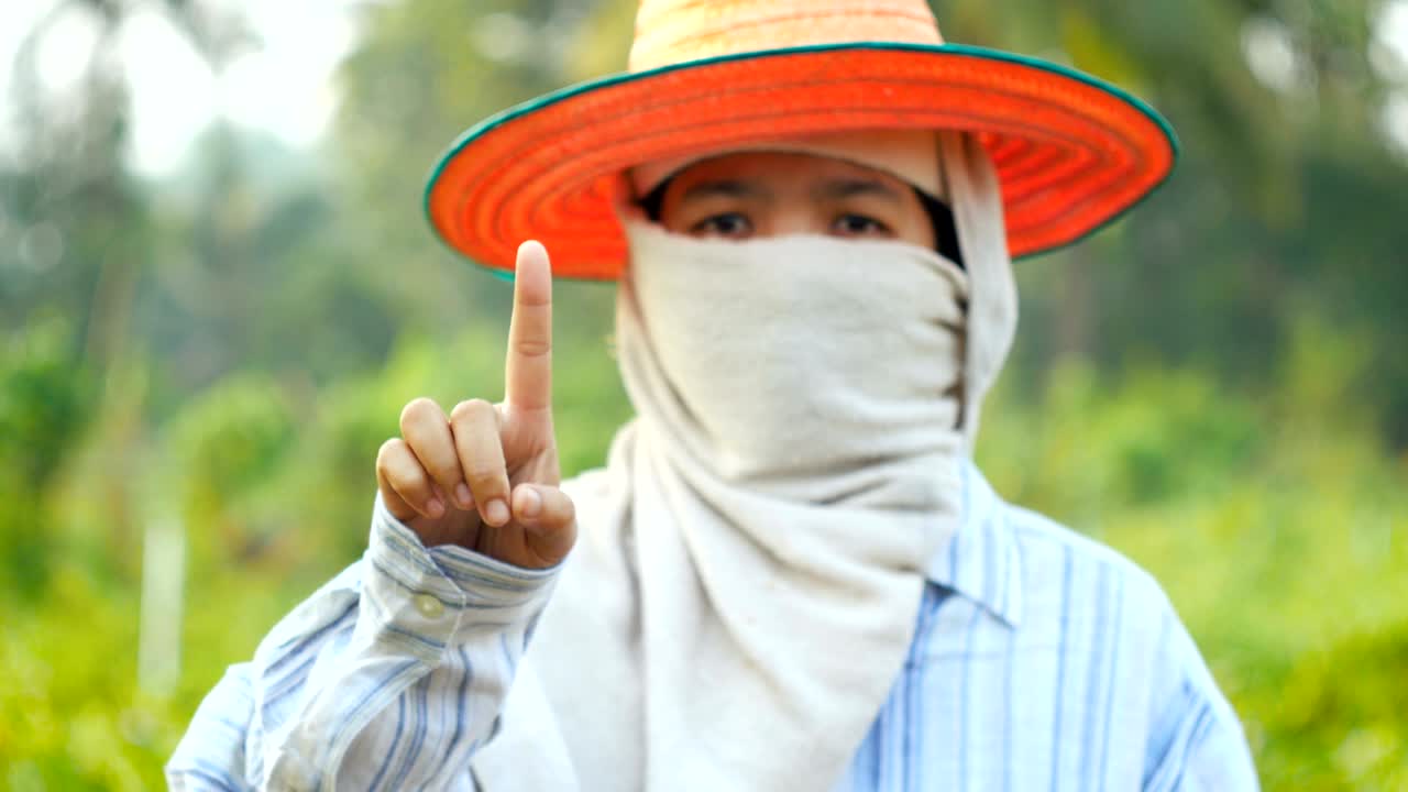 gesto de las manos del agricultor para el uso de la interfaz de usuario y la tecnología móvil con espacio en blanco para el ciber y el concepto futurista en la granja de la naturaleza