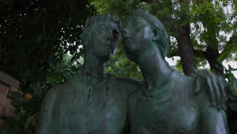 escultura de bronce o monumento de dos personas abrazadas, muretto di alassio en liguria, italia
