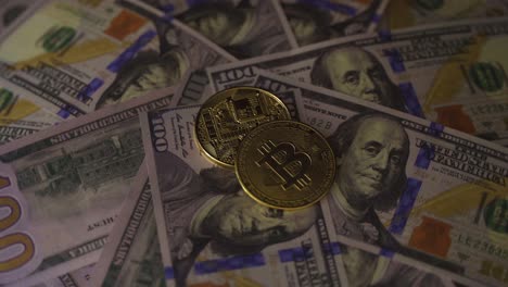 Leuchtende-Bitcoins-Und-US-Dollar.-Beratung-Zu-Finanzinvestitionen.