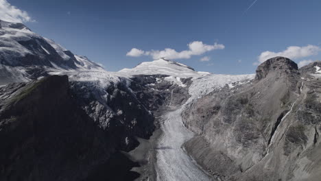 glaciar de pasterze con el macizo de grossglockner y el pico de johannesberg, austria, toma de drone, cámara lenta