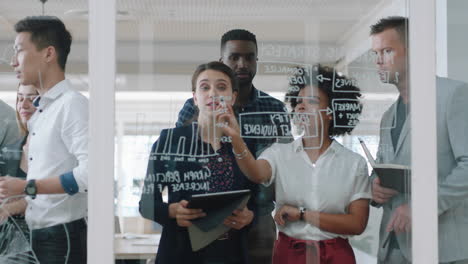 Gruppe-Von-Geschäftsleuten-Beim-Brainstorming,-Schreiben-Von-Ideen-Auf-Glas-Whiteboard,-Kollegen,-Die-An-Problemlösungslösungen-Arbeiten-Und-Strategie-Teamarbeit-In-Bürobesprechung-4k-Diskutieren