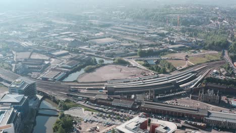 toma circular de un dron desde la estación de tren de bristol temple meads