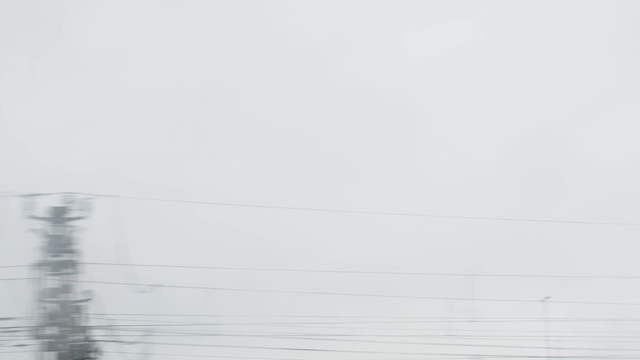 구름 인 날 의 흐릿 한 도시 풍경