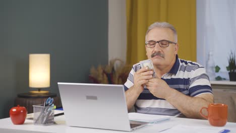 el anciano es tacaño y ama el dinero.