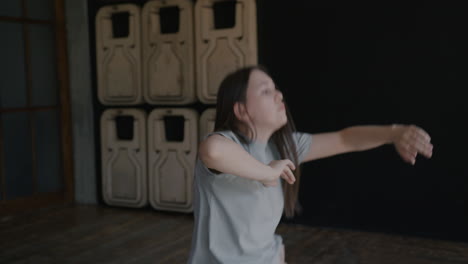 una mujer joven bailando en un estudio.