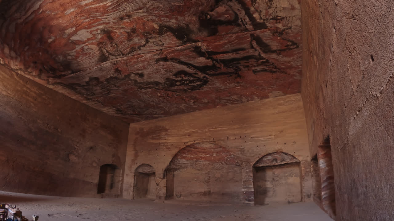 escena del salón dentro del templo en petra, jordania