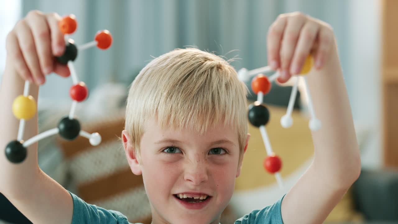 저는 제 첫 번째 분자 모델을 만들었습니다.