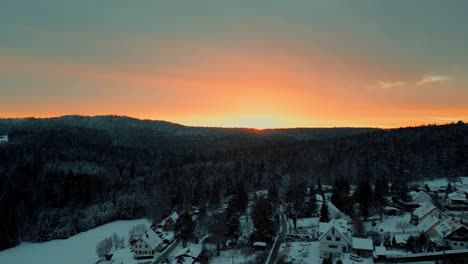 Puesta-De-Sol-De-Invierno-Brillando-Sobre-El-Paisaje-De-Bosque-Montañoso-Cubierto-De-Nieve-De-Baviera,-Alemania