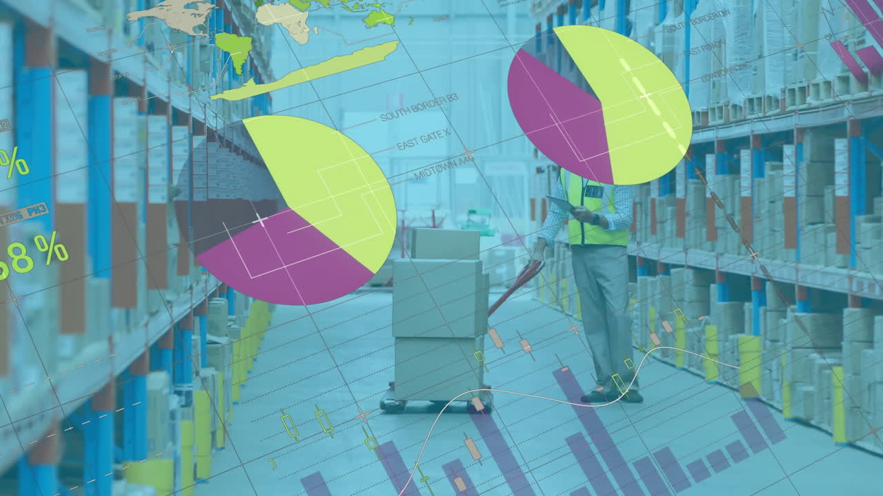 창고에서 팔레트를 끌고 있는 클립보드를 가진 고위 남성 노동자에 대한 통계 데이터 처리