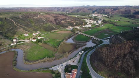 Vista-Aérea-De-Ribeira-De-Seixe-Y-Pueblo-De-Odeceixe-En-Portugal,-Vista-Aérea