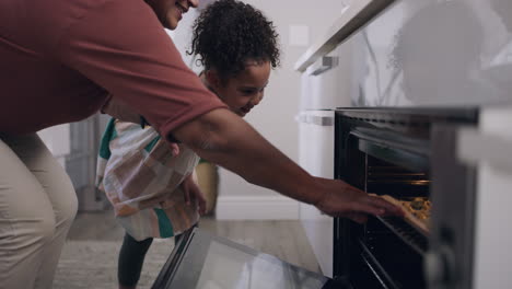 abuela y niño horneando galletas en la familia