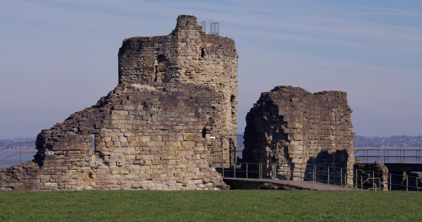 Ampia inquadratura dell'ingresso moderno del Castello di Flint con la torre nord-est sullo sfondo