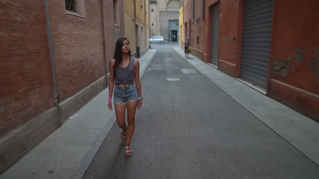 Donna che cammina per un vicolo italiano