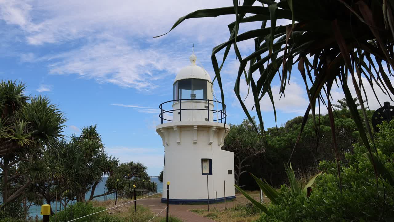 잎 으로 둘러싸인 등대 의 조용 한 풍경