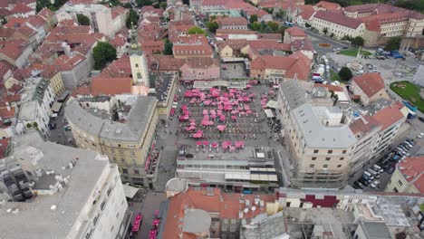 vista aérea del mercado de los agricultores dolac, mercado abierto tradicional con puestos en zagreb, croacia