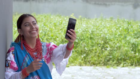 Clip-De-Película-De-Una-Joven-Latina-Morena-Vestida-Con-El-Traje-Tradicional-Llamado-Cayambeñas-Tomándose-Una-Selfie-Y-Sonriendo