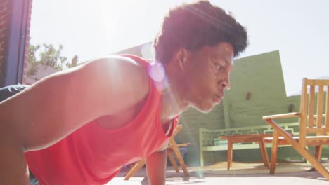 hombre afroamericano en forma haciendo ejercicio en casa y haciendo abdominales