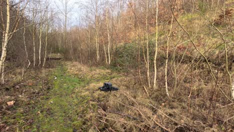 un ragazzino che vola il suo drone