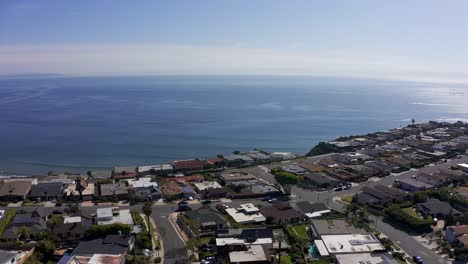 Toma-Aérea-Volando-Sobre-Los-Acantilados-Sobre-Malibu-Hacia-El-Océano-Pacífico