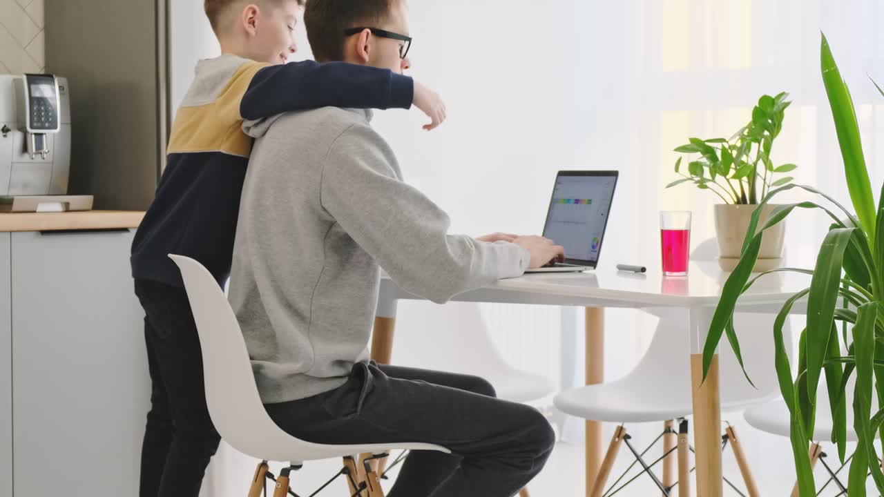 joven feliz con auriculares involucrado en el estudio a distancia en la computadora, trabajando en un proyecto en línea, comunicándose con colegas