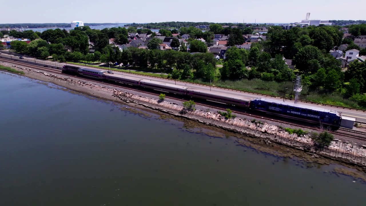 Vista aerea che vola accanto a un treno passeggeri pendolare a Salem, Massachusetts