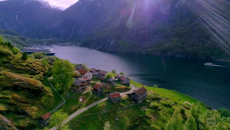 Riesiges-Kreuzfahrtschiff,-Das-An-Einem-Sonnigen-Tag-In-Der-Stadt-Flam-Im-Aurlandsfjord-Festgemacht-Hat