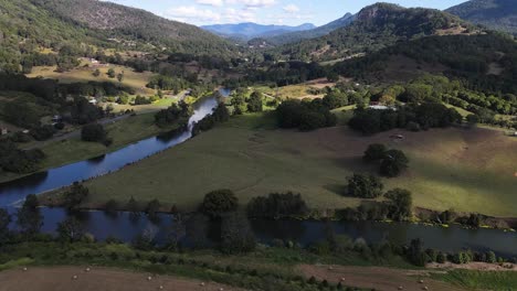 Un-Video-De-Drones-De-Alta-Vista-Que-Vuela-Sobre-Tierras-Agrícolas-Y-A-Lo-Largo-De-Un-Pequeño-Río-A-Través-De-Un-Pintoresco-Valle-Cerca-Del-Popular-Ex-Volcán-De-Advertencia-De-Monte