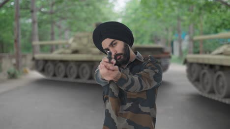 serio sikh hombre del ejército indio apuntando el arma hacia el enemigo