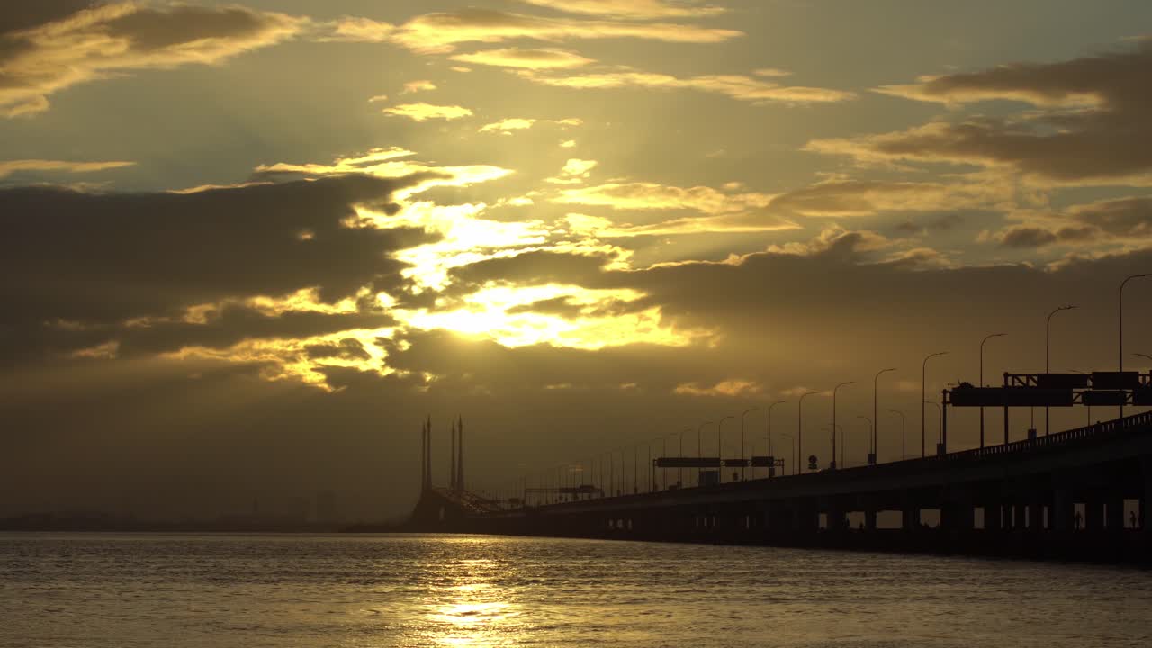 Zeitraffer: Sonnenstrahlen an der Penang Bridge.