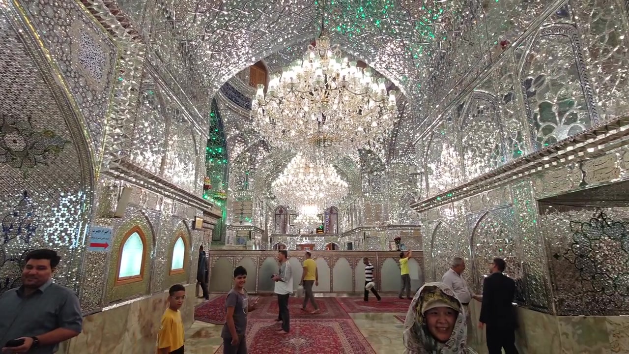 Interior de Mesquita Ornamentada com Azulejos Espelhados no Irã