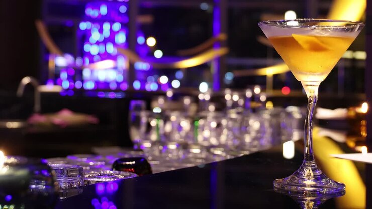 Bicchiere da Martini che si inclina e versa lentamente il liquido