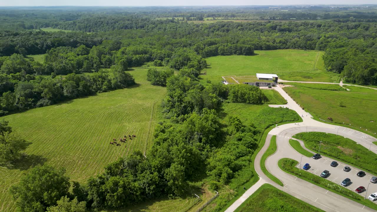 Vista aerea del centro naturalistico del parco metropolitano e del pascolo dei bufali.