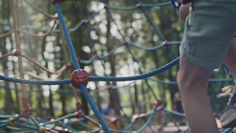 Zwei-Kaukasische-Kinder-Klettern-An-Sonnigen-Tagen-Auf-Dem-Spielplatz.