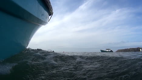 Vista-Desde-El-Lado-De-Un-Barco-Al-Nivel-Del-Agua-En-Un-Día-Soleado-1