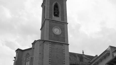 Campanario-De-La-Iglesia-Parroquial-De-Santa-María,-Sagunto,-España-En-ángulo-Bajo-En-Blanco-Y-Negro