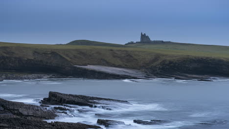 Lapso-De-Tiempo-De-La-Costa-Escarpada-Con-Nubes-En-Movimiento-Y-El-Castillo-De-Classiebawn-En-La-Distancia-En-La-Cabeza-De-Mullaghmore-En-El-Condado-De-Sligo-En-El-Camino-Atlántico-Salvaje-En-Irlanda