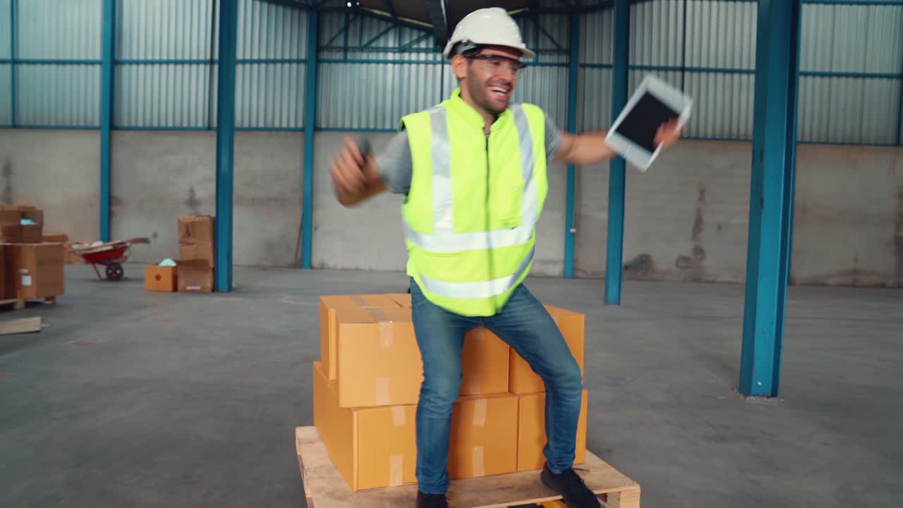 funny trabajadores de la fábrica bailan en la fábrica