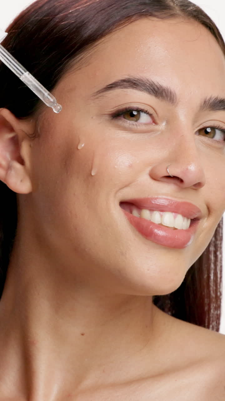 Donna che si applica il siero al viso