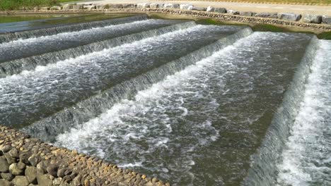 Künstlicher-Kaskadenwasserfall-In-Seoul-Yanjae-Stream-District