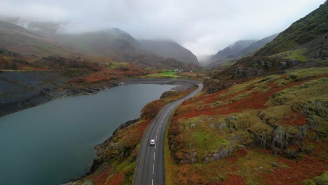 Camino-Estrecho-Y-Paisaje-Montañoso-De-Colores-Brillantes-Cerca-De-La-Cantera-Dinorwic---Toma-Aérea